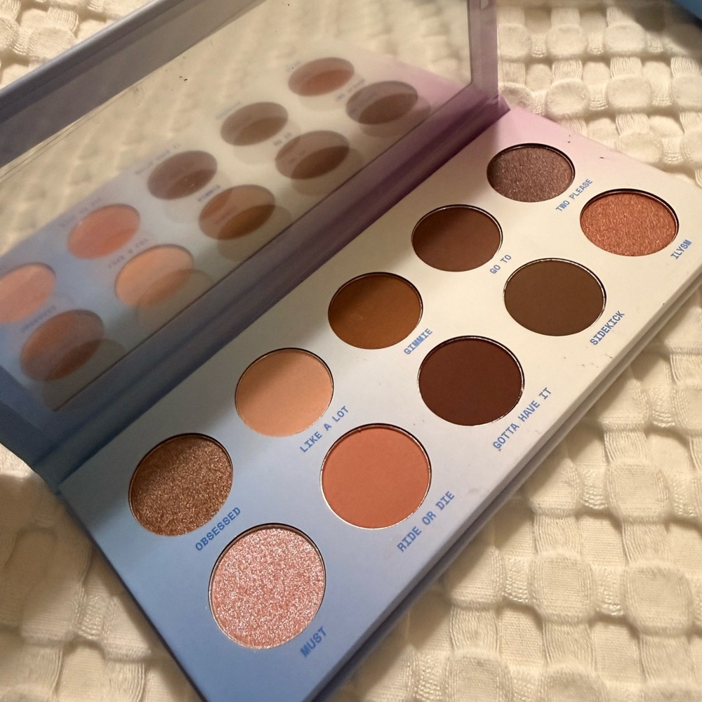 BNIB - Item Beauty, Eyeshadow Palette “On the Daily”